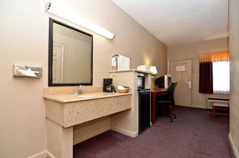 Best Western Delhi Inn Номер фото