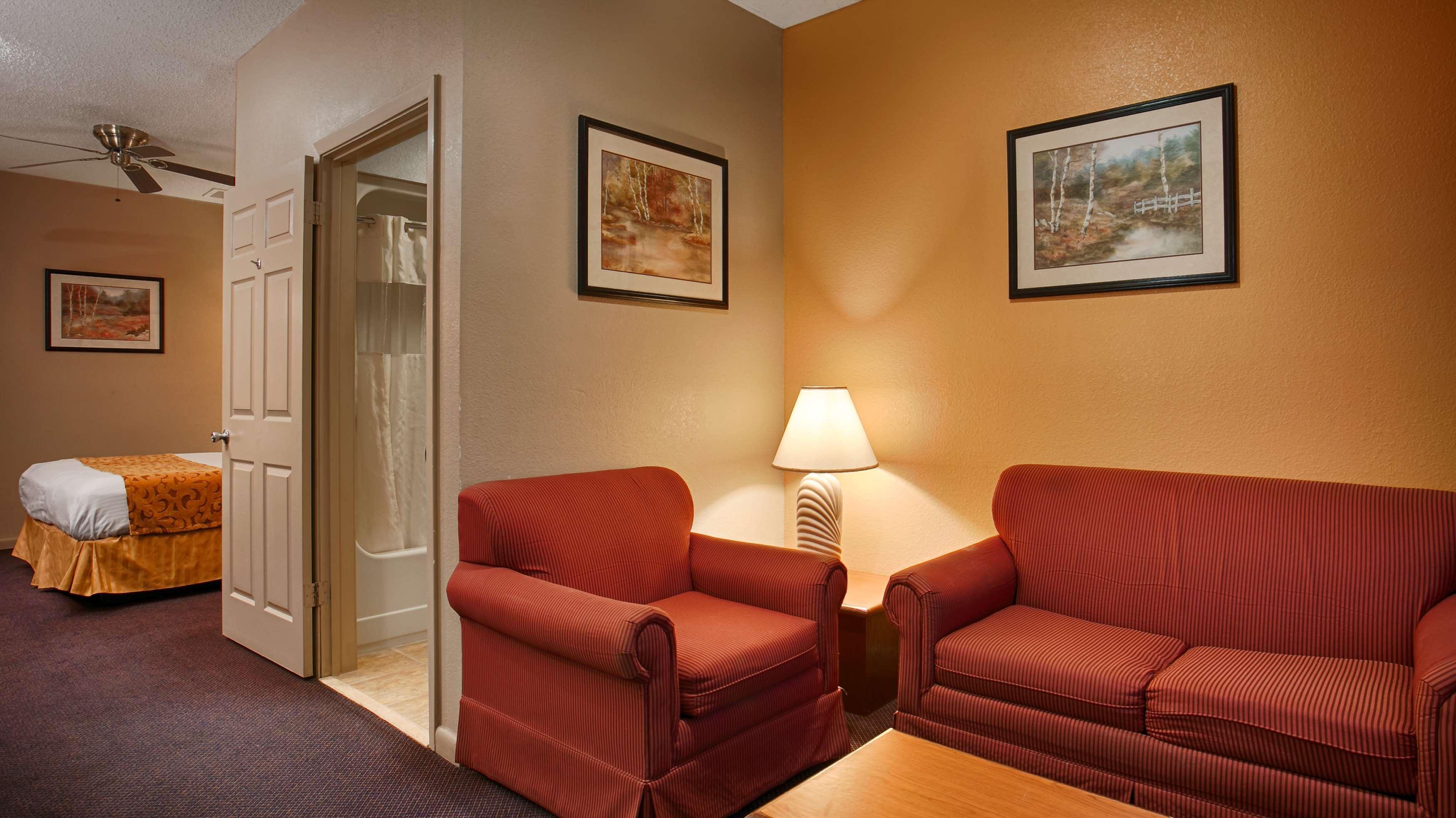 Best Western Delhi Inn Экстерьер фото