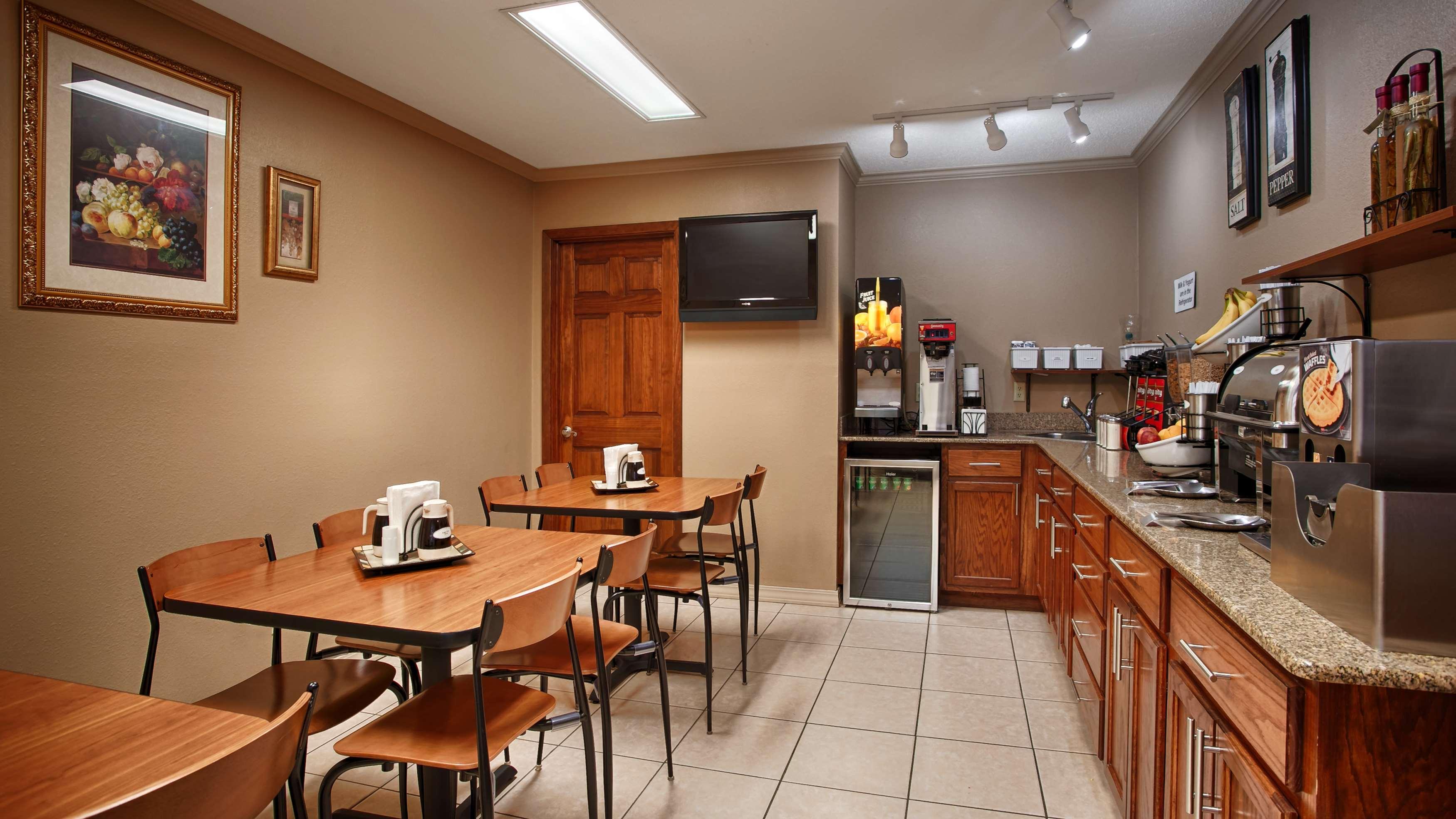 Best Western Delhi Inn Экстерьер фото