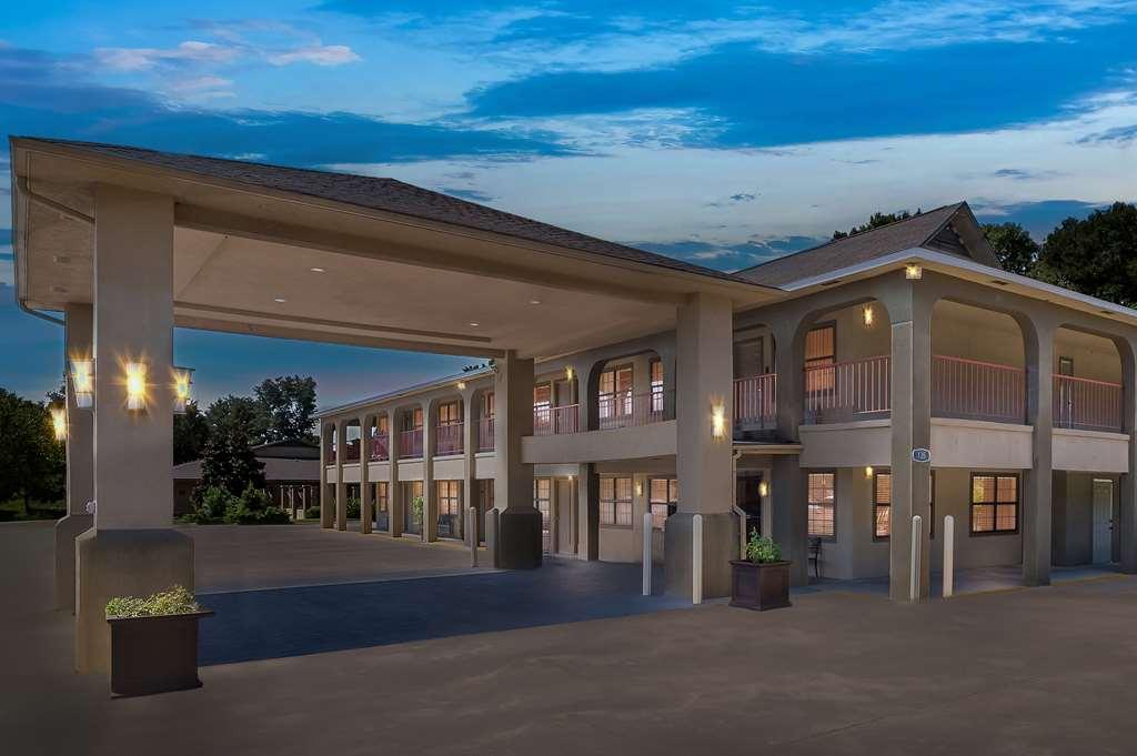 Best Western Delhi Inn Экстерьер фото