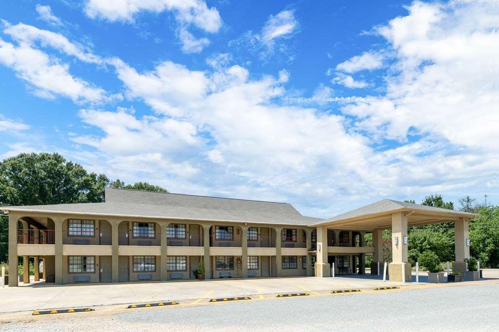 Best Western Delhi Inn Экстерьер фото