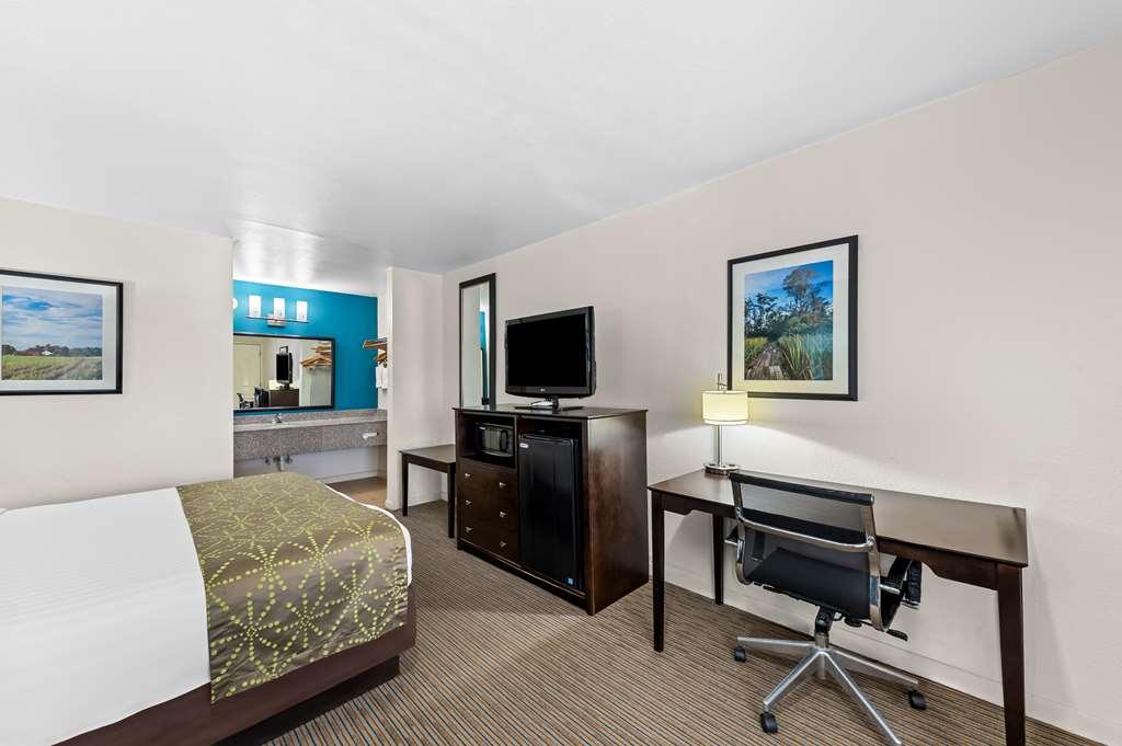 Best Western Delhi Inn Номер фото