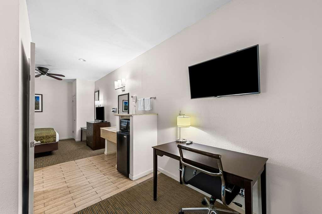 Best Western Delhi Inn Номер фото